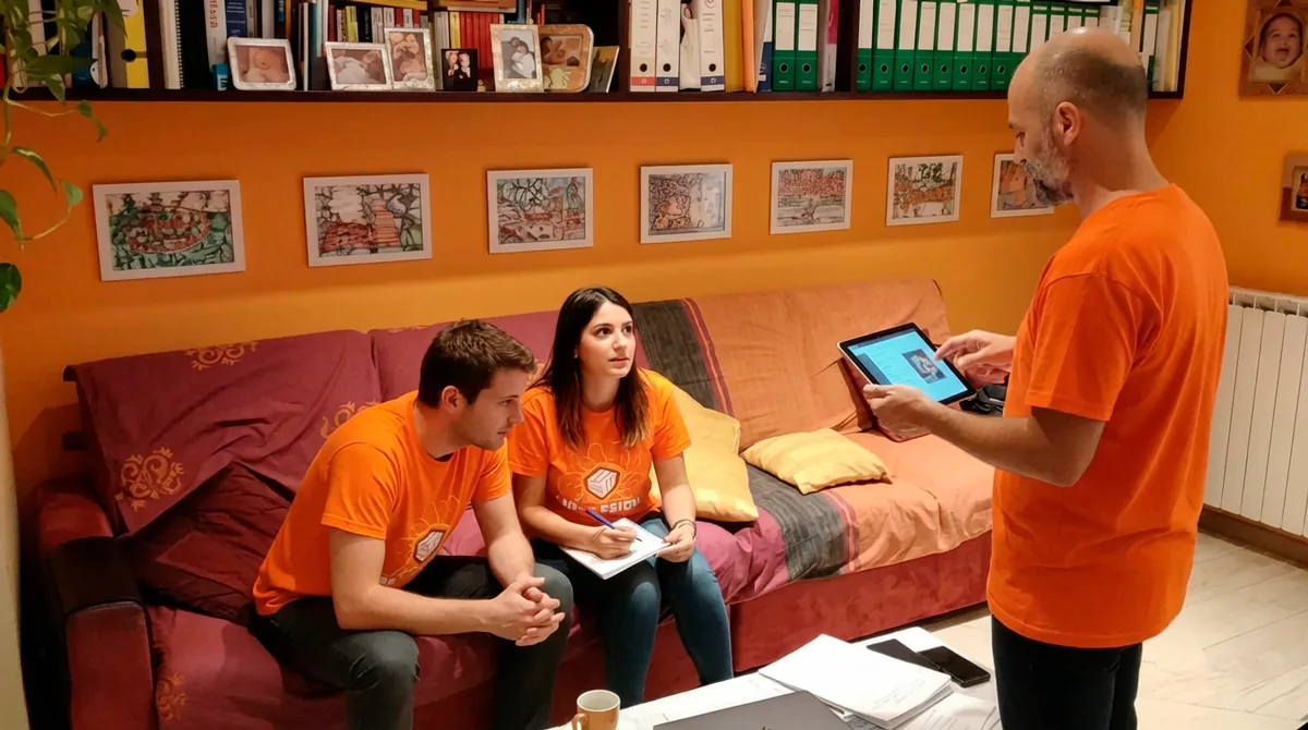 Team EM3DESIGN in una sessione di lavoro Team EM3DESIGN durante una sessione di lavoro informale, revisione di un progetto su tablet