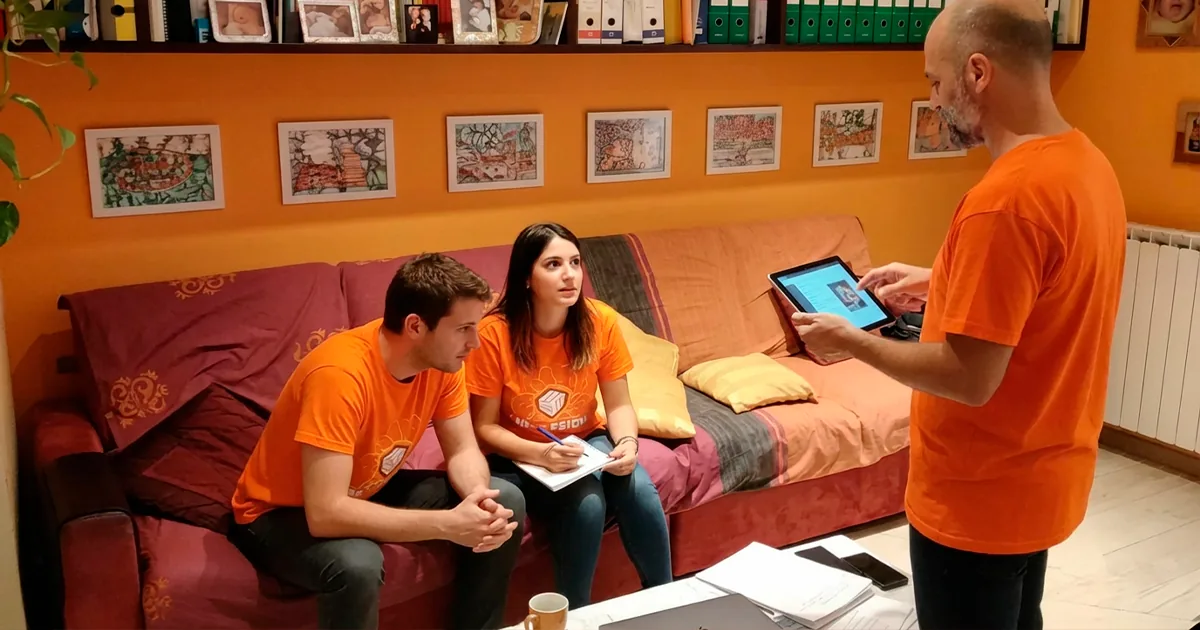 Team EM3DESIGN in una sessione di lavoro Team EM3DESIGN durante una sessione di lavoro informale, revisione di un progetto su tablet